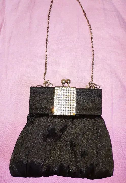 Bolsa de mão preta cetim com detalhes em strass