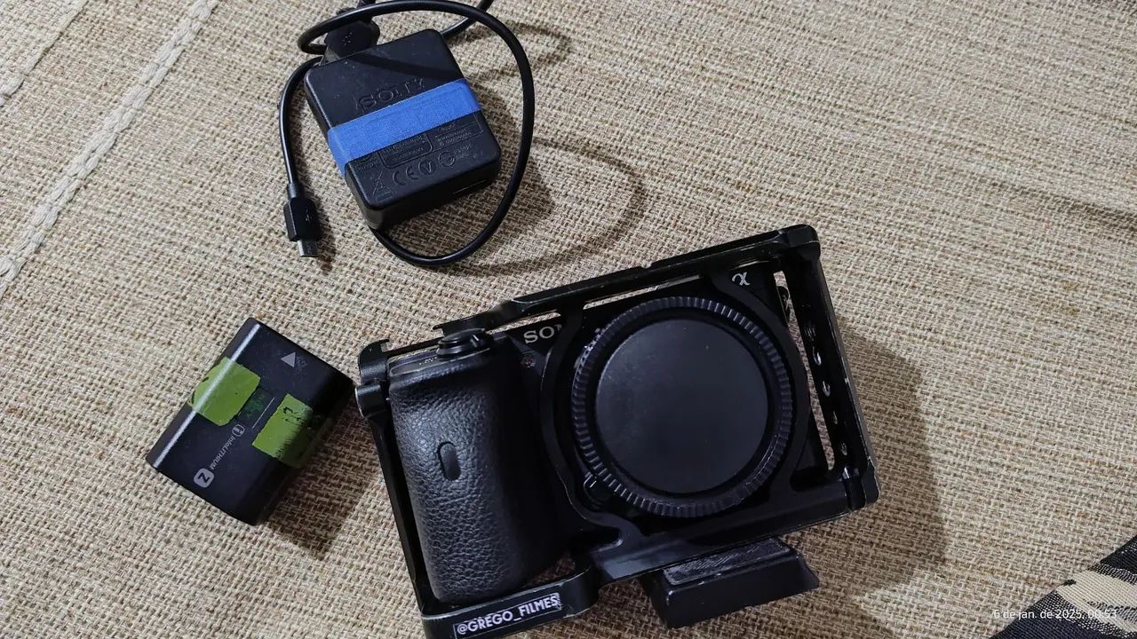 SONY A6600 + CAGE + BATERIA + CABO + CARREGADOR - troco em câmeras Canon R7, R8, R6