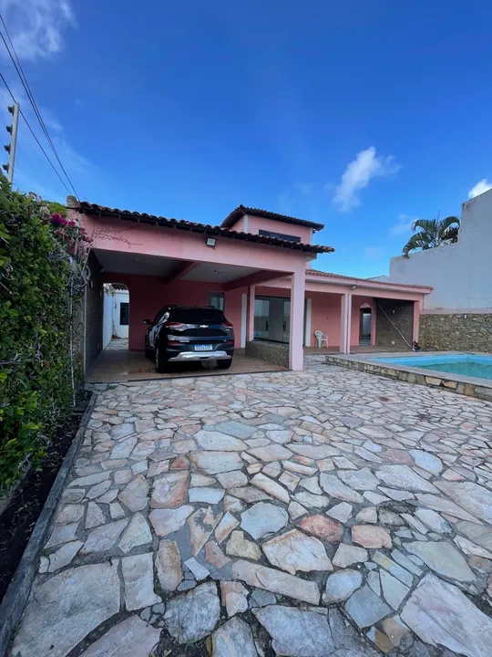 Casa com piscina em rua Pública próximo a Orla