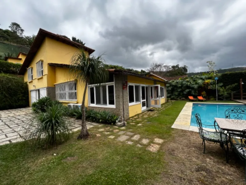 Linda casa à venda em Petrópolis-RJ bairro Nogueira