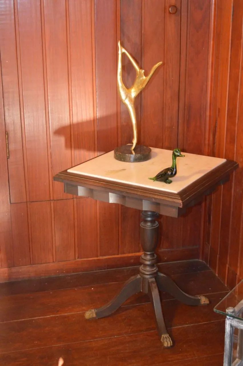 Mesa de canto em madeira com tampo em mármore 