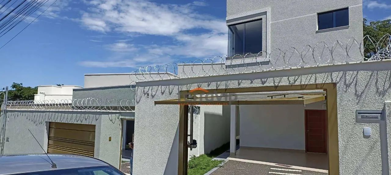 Sobrado com três dormitórios (sendo um suíte) à venda no setor Faiçalville em Goiânia (GO)