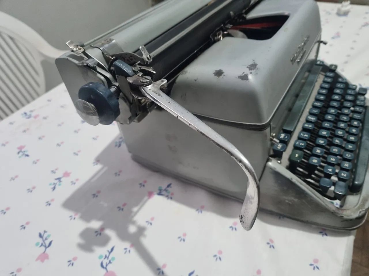 VENDO MAQUINA DE ESCREVER ANTIGA64706124563073123