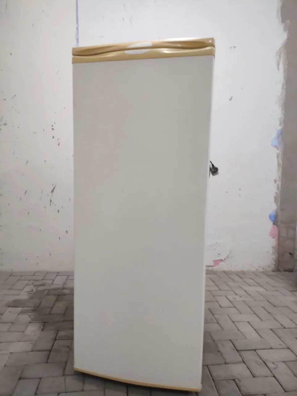 Geladeira Branca com Porta Simples