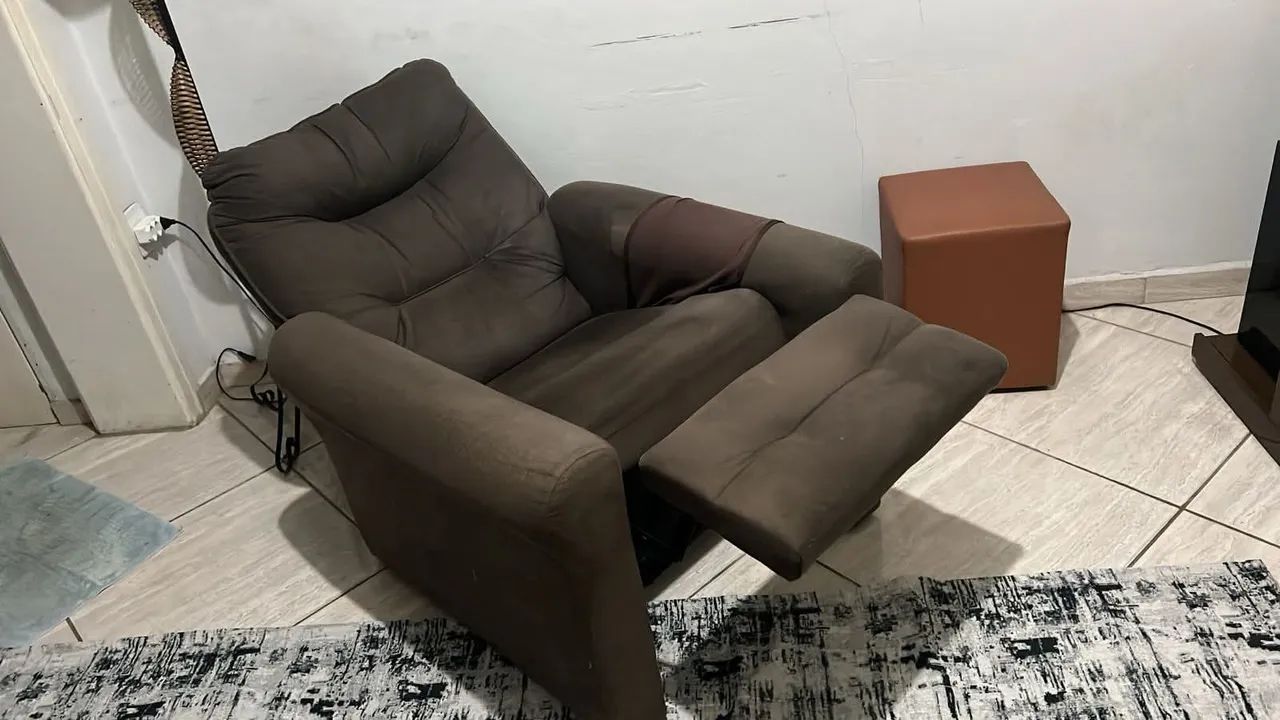 VENDO POLTRONA DO PAPAI MARROM EM EXCELENTE ESTADO