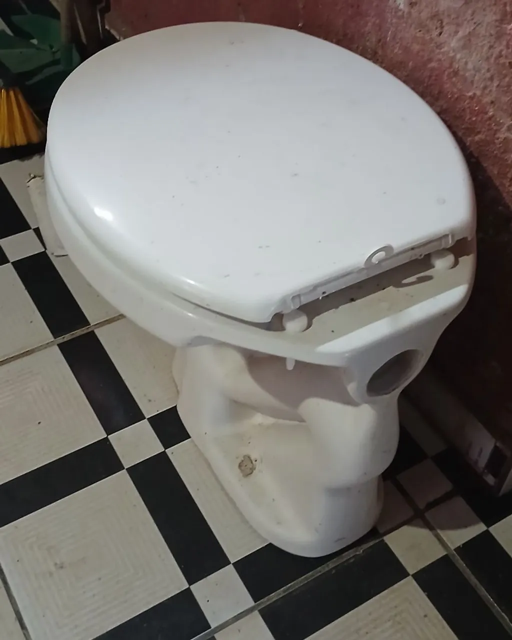 Vaso Sanitário Branco por 100 reais