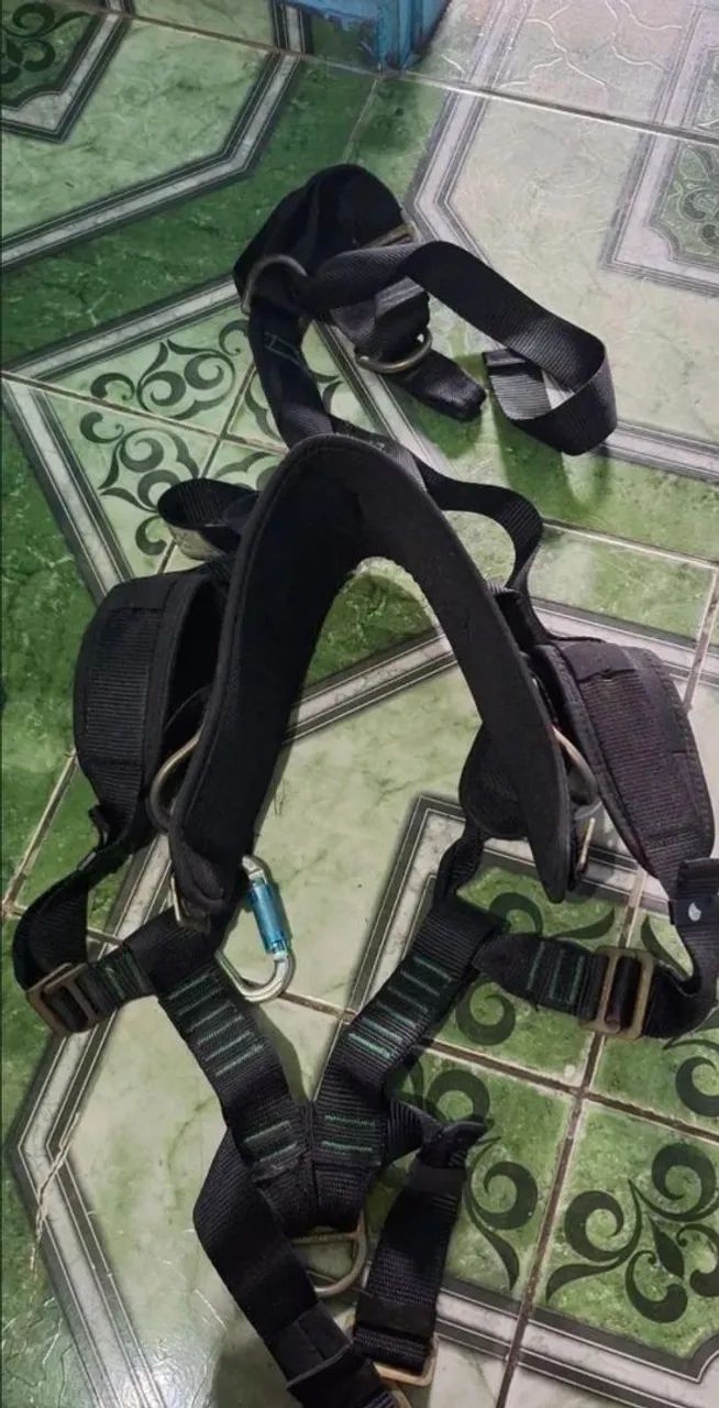 Capacete  rapel Montana nr 35 com cinto paraquedista. 