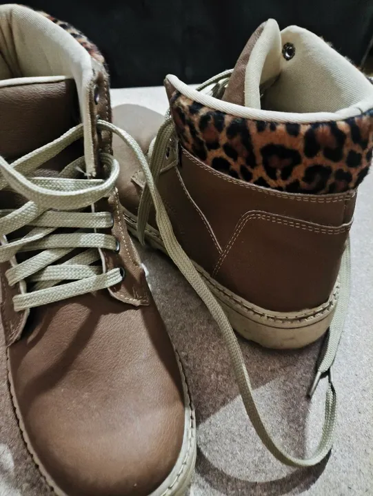 Bota Coturno tam 37 com detalhe em onça 