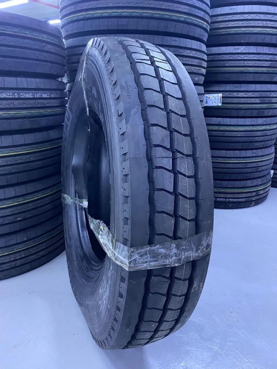 Pneu para guindaste medida 325/95 R24  - Foto 3