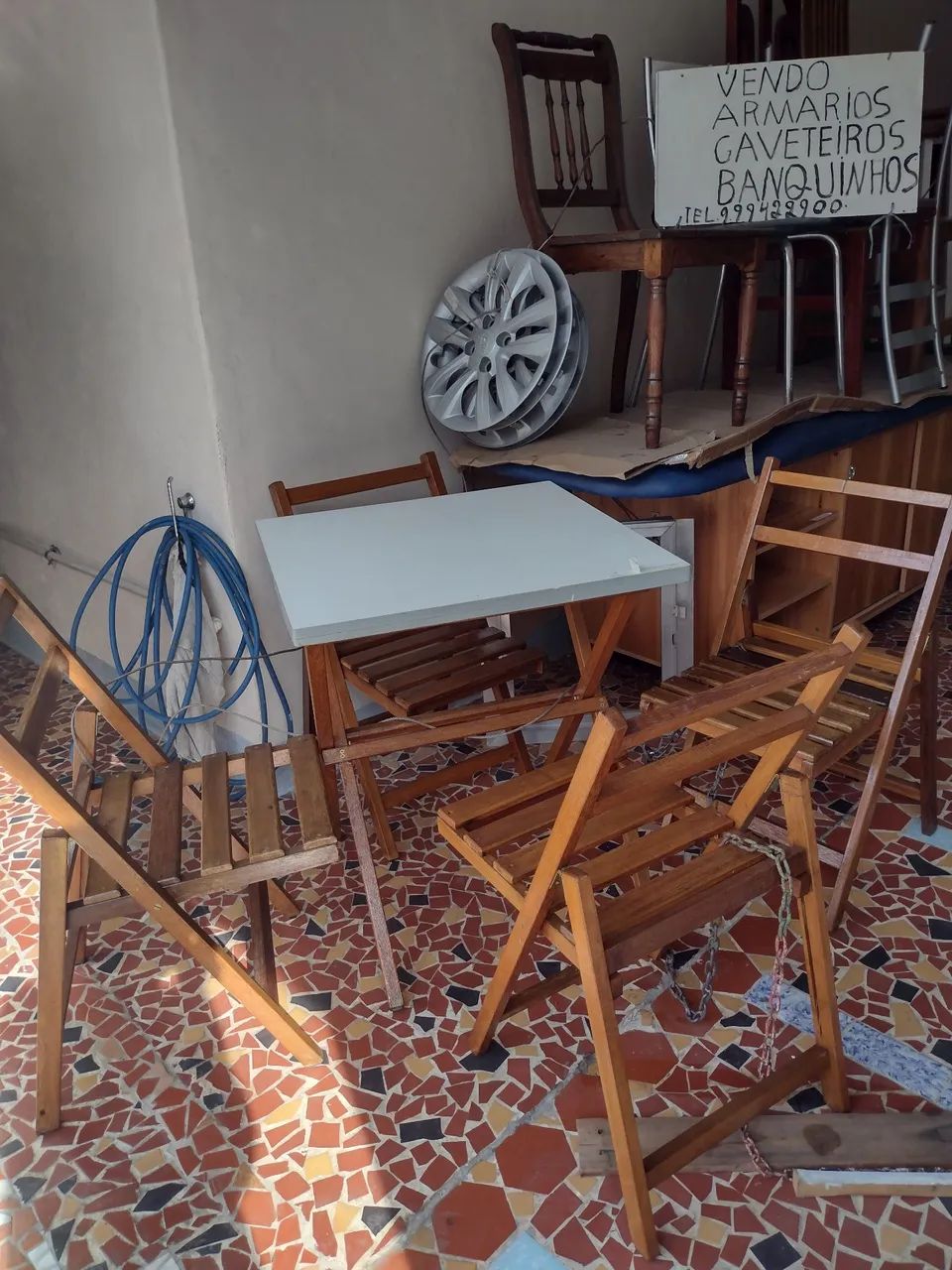 Mesa com 4 cadeiras , todos dobráveis 