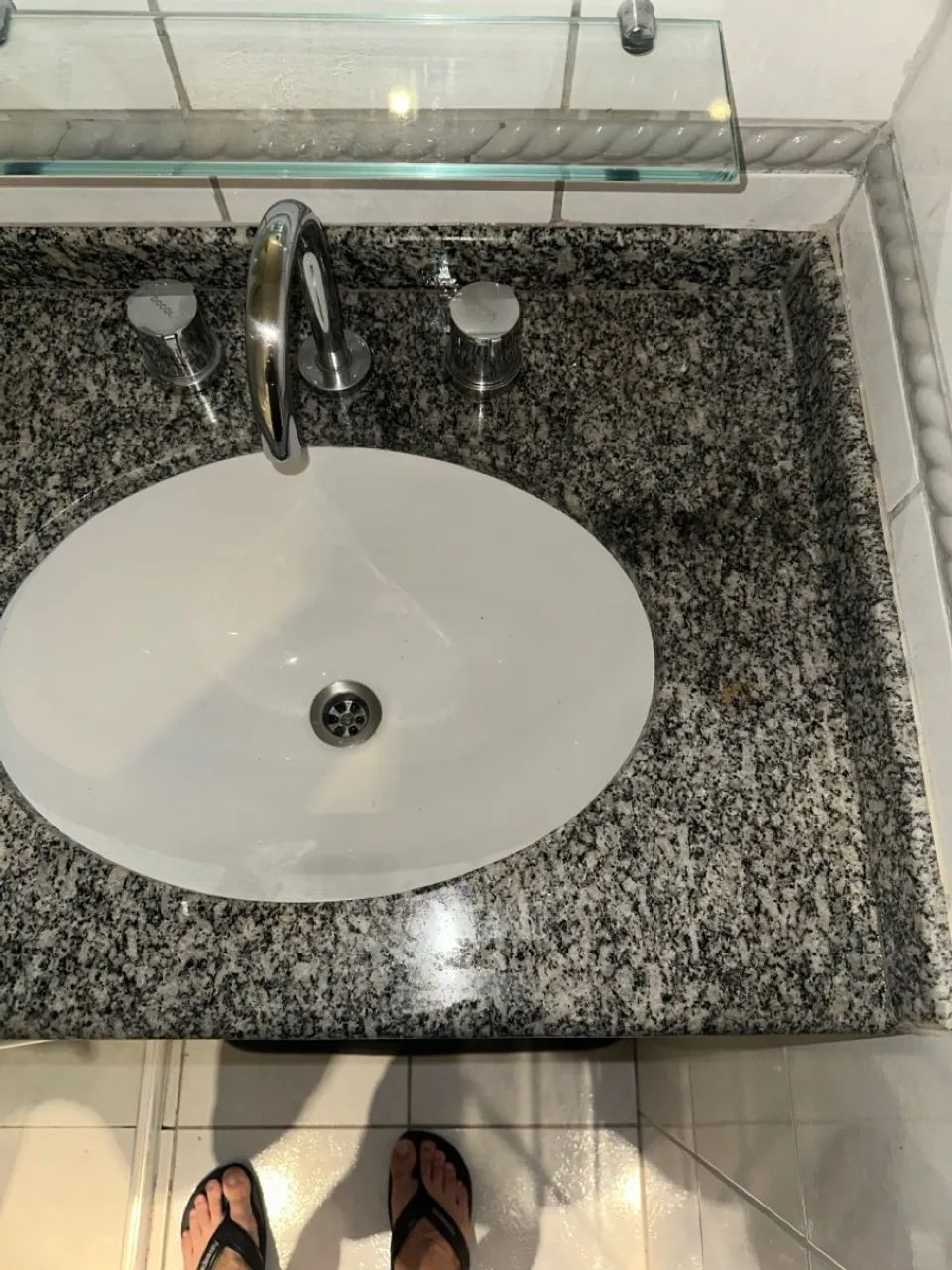 Armário de Banheiro Branco com bancada em granito - Foto 4