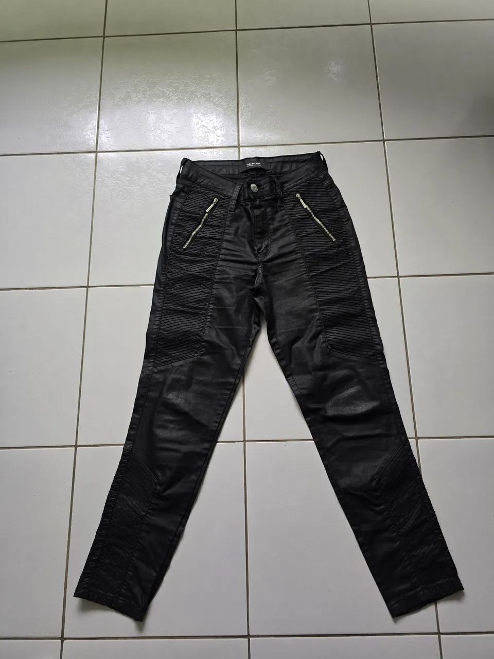 Calça preta com detalhes e zíperes
