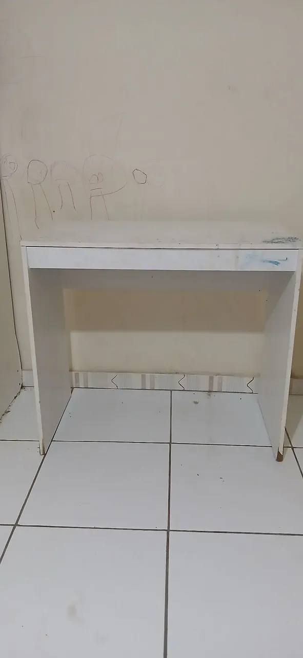 Escrivaninha branca simples