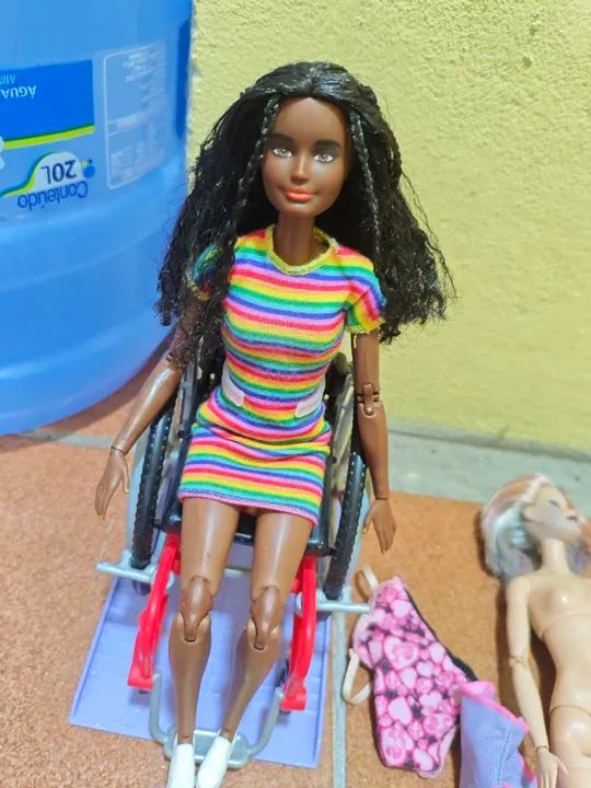 Vendo Barbie cadeirante e sucata de corpo articulado 