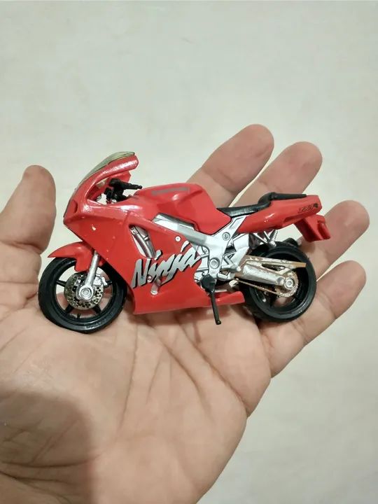 Miniatura Moto Kawasaki Ninja ZX-7R - 1:18 - Maisto - Loose