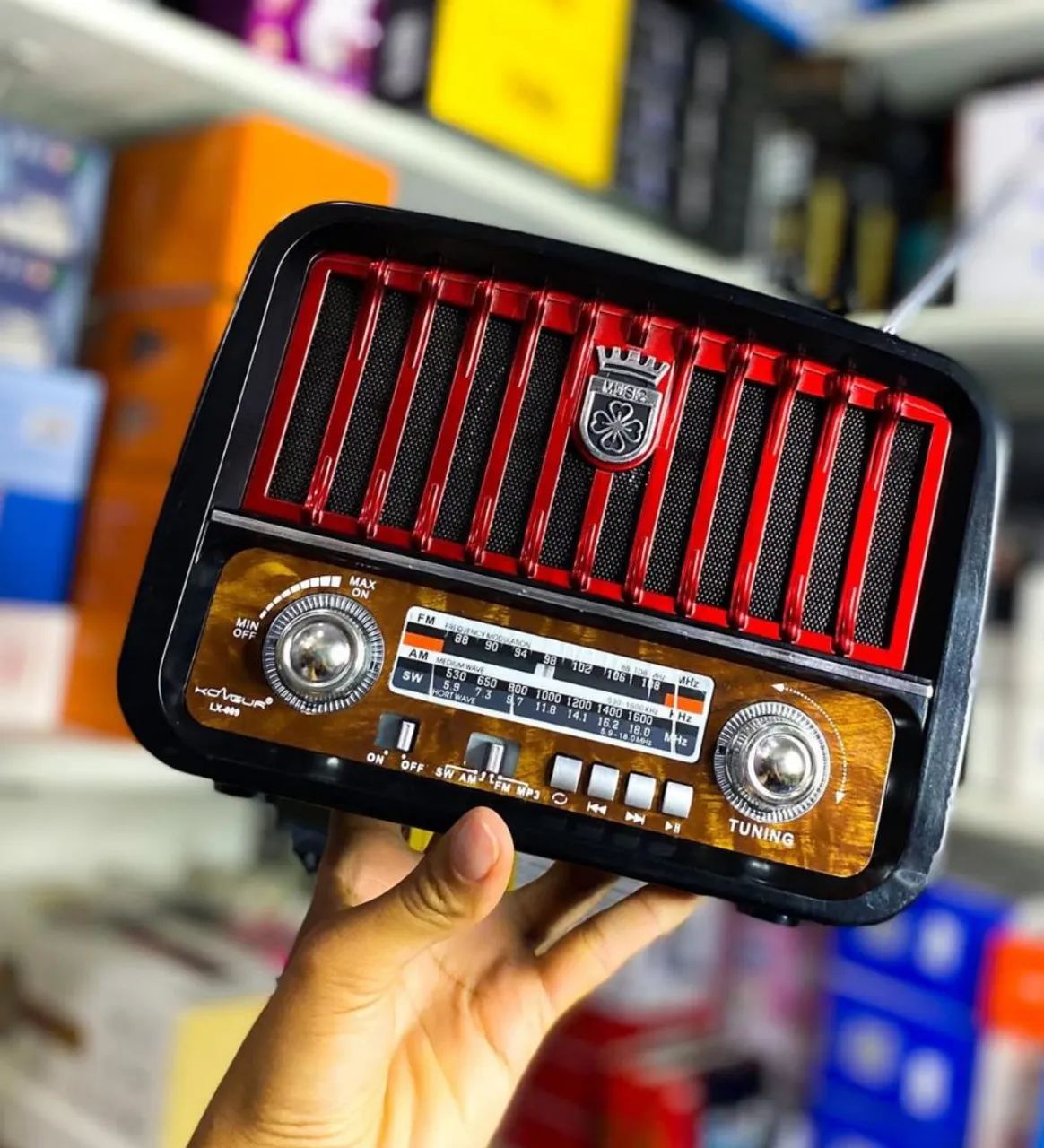 Rádio FM com lanterna estilo retrô