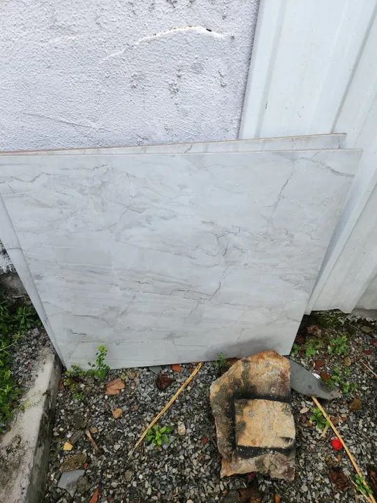 PORCELANATO - PADRÃO BEGE RACHADO CINZA - MARMORE CARRARA - Foto 2