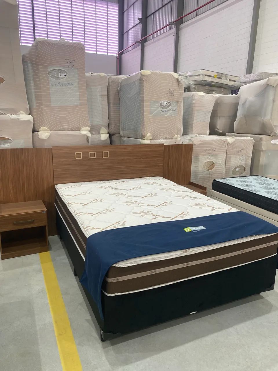 Kit Cama Box + Colchão e cabeceira com mesa de cabeceira