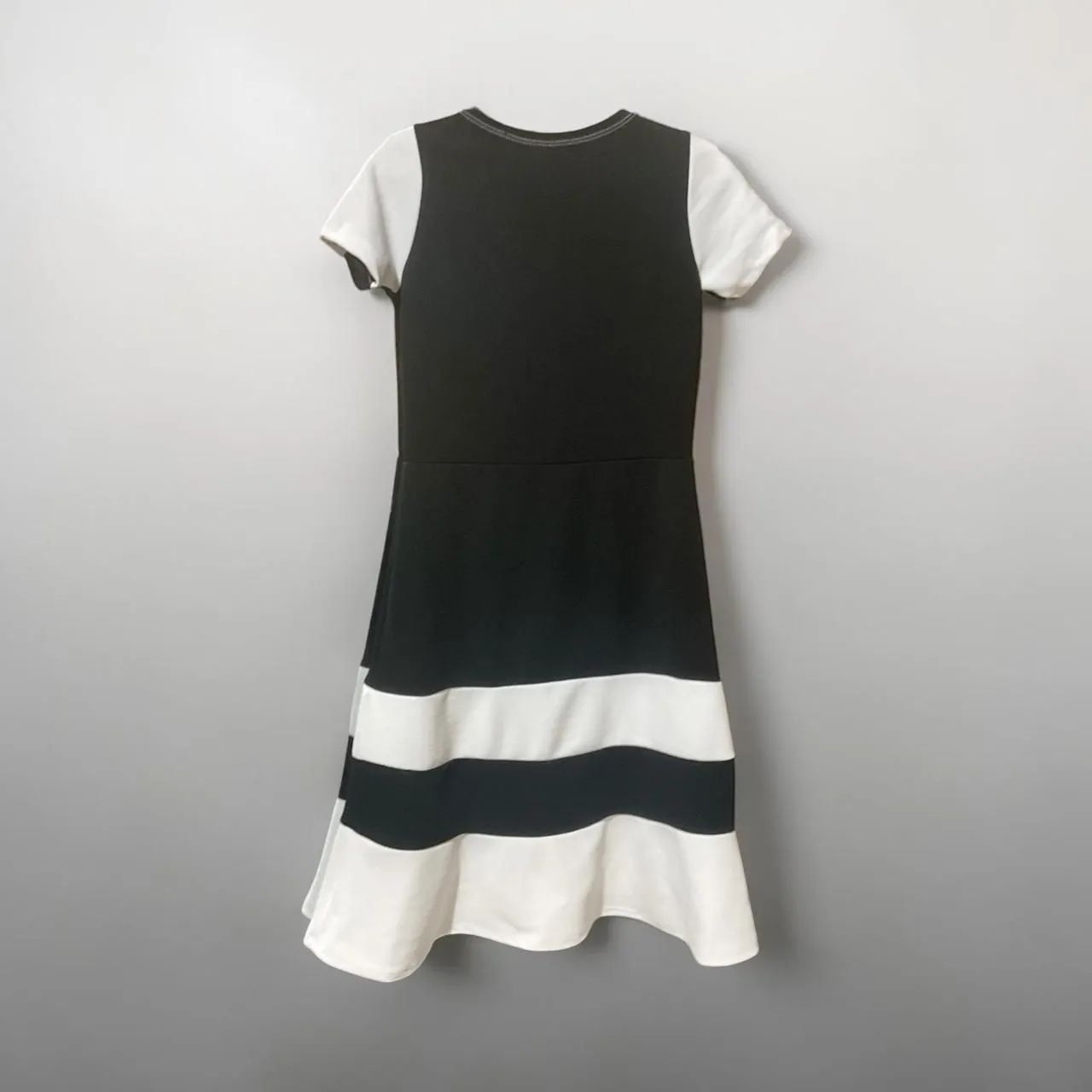 Vestido preto e branco elegante - pouco usado - Foto 3