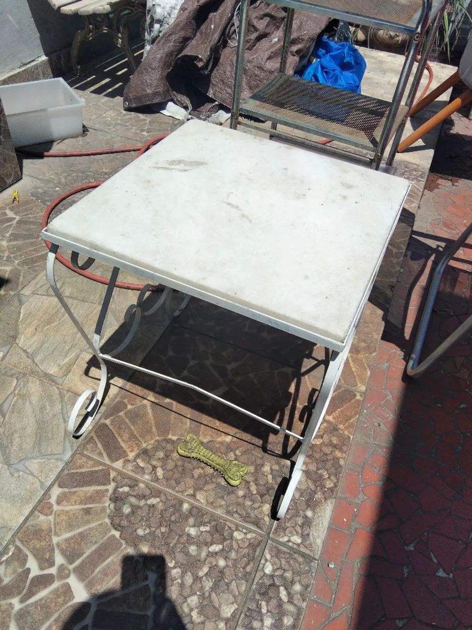 Mesa antiga com base de ferro trabalhado e tampo de mármore  - Foto 2