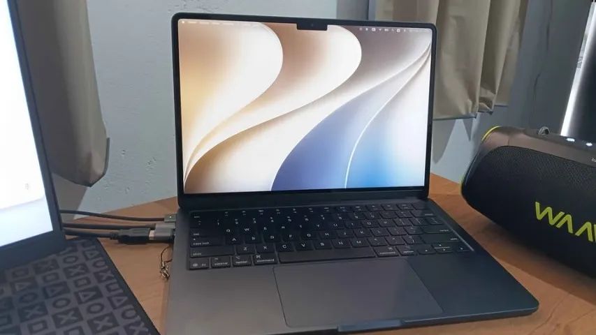 MacBook Air M4 16/256 - Pego iPhone