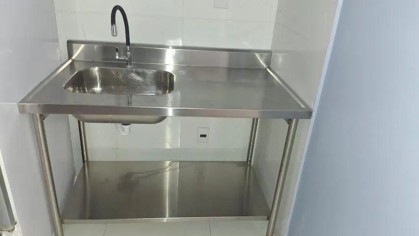 Bancada em Inox com Cuba + Torneira Móvel e Prateleira