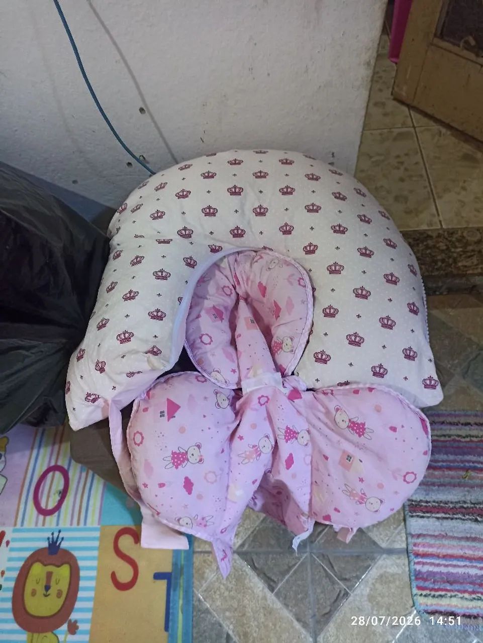 Almofada de amamentação e cadeirinha 