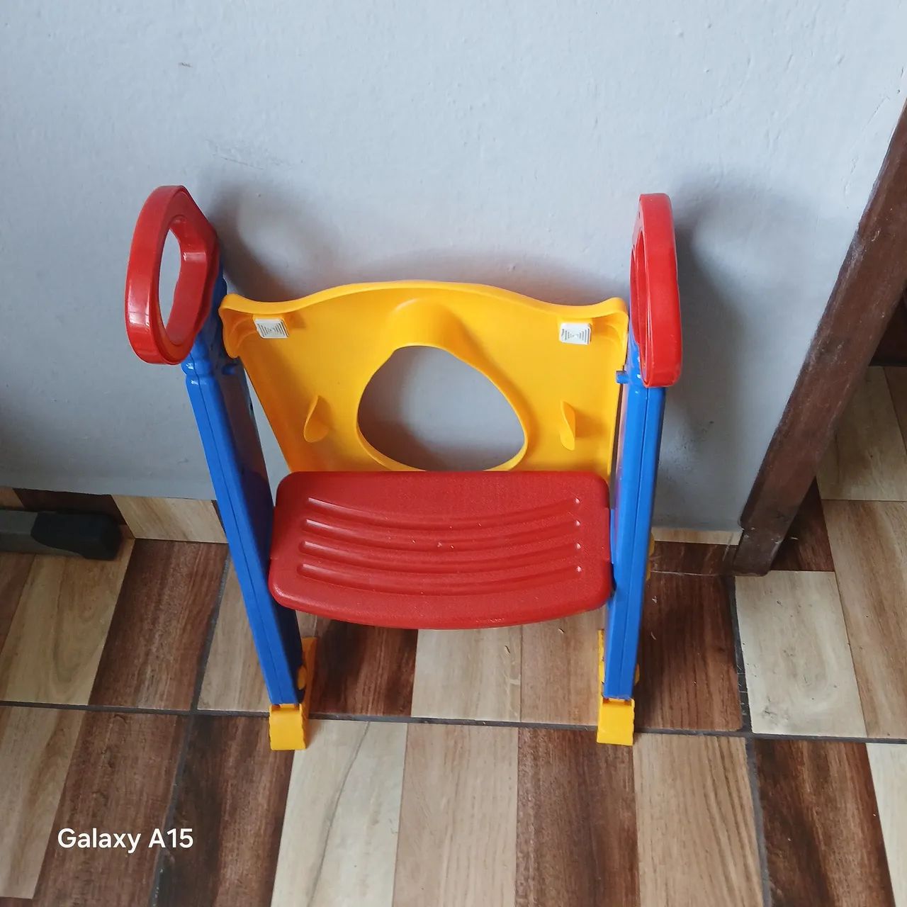 Acento redutor para vaso sanitário infantil com escada
