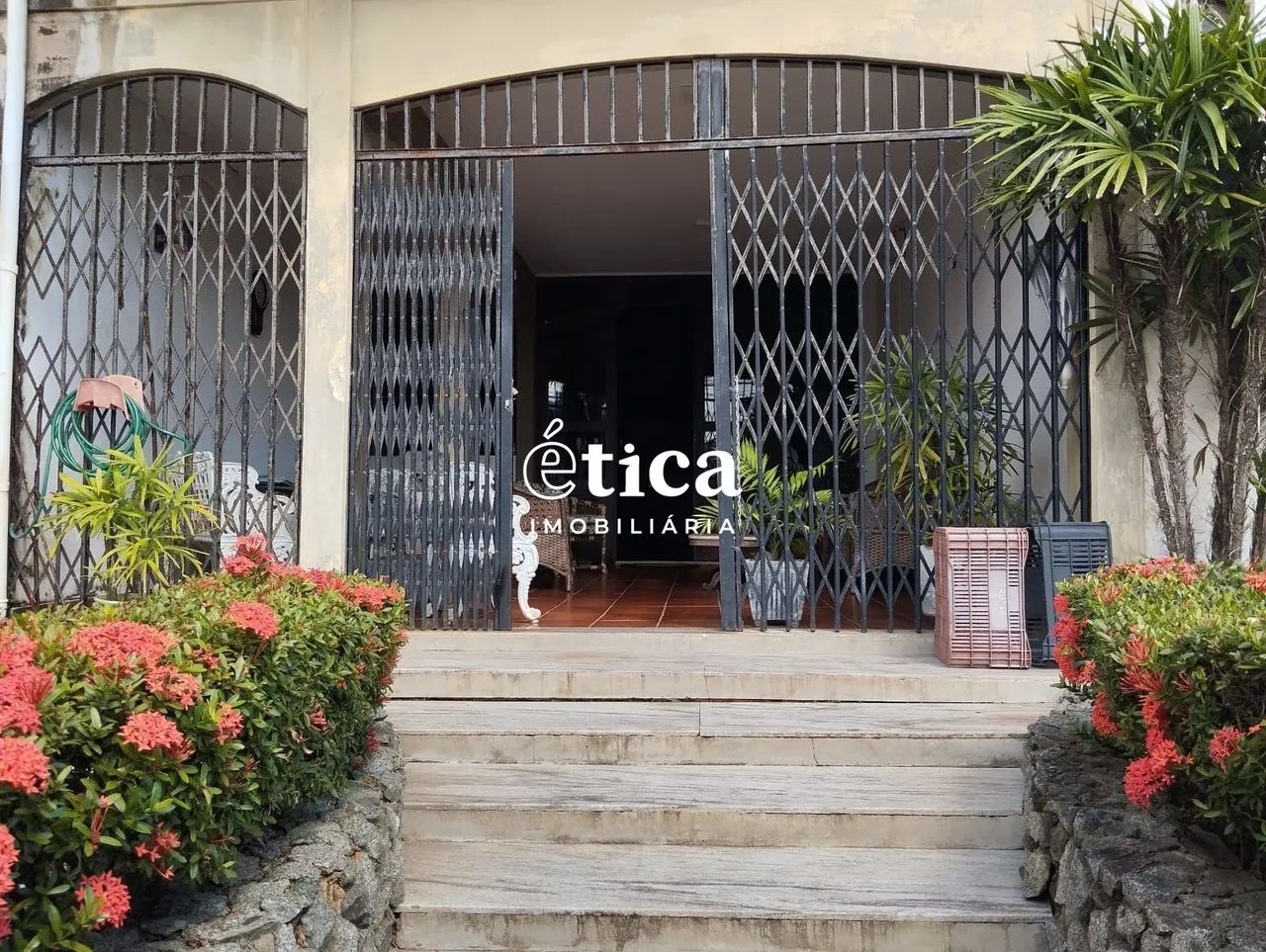 Casa no Jardim São Francisco com 360m² e 3 quartos sendo 1 suíte