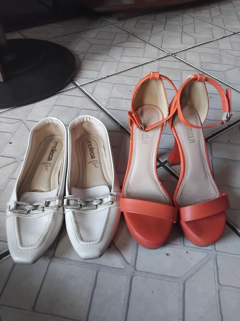 2 sapatos 1sapatilha e 1salto