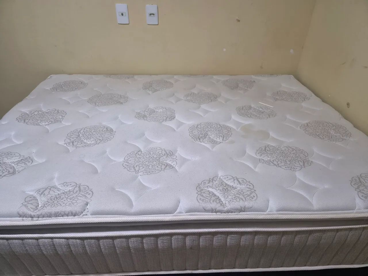 Box com colchão 9 meses de uso 