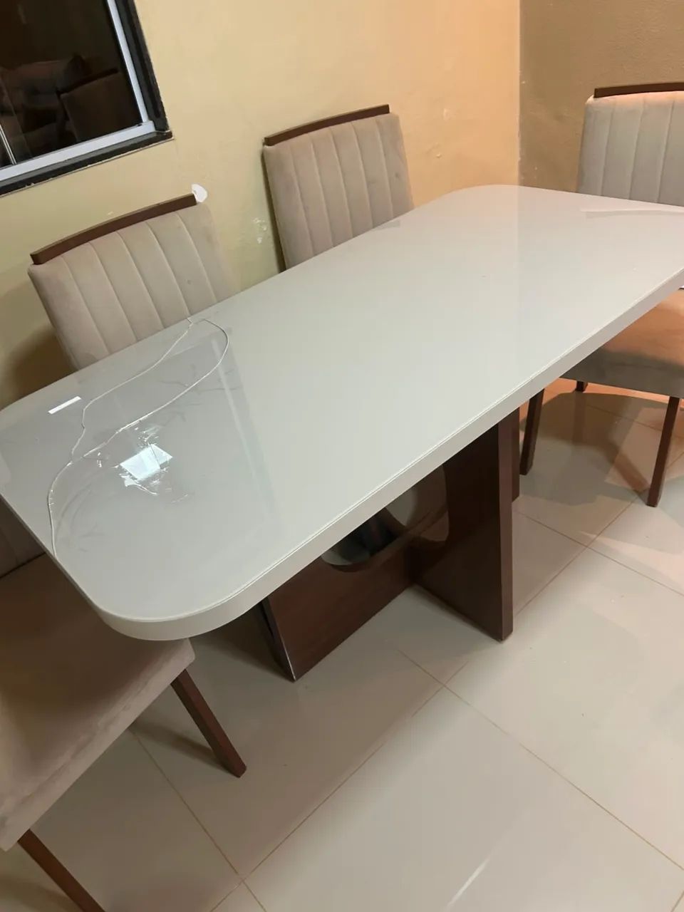 Vendo mesa com 6 cadeiras 