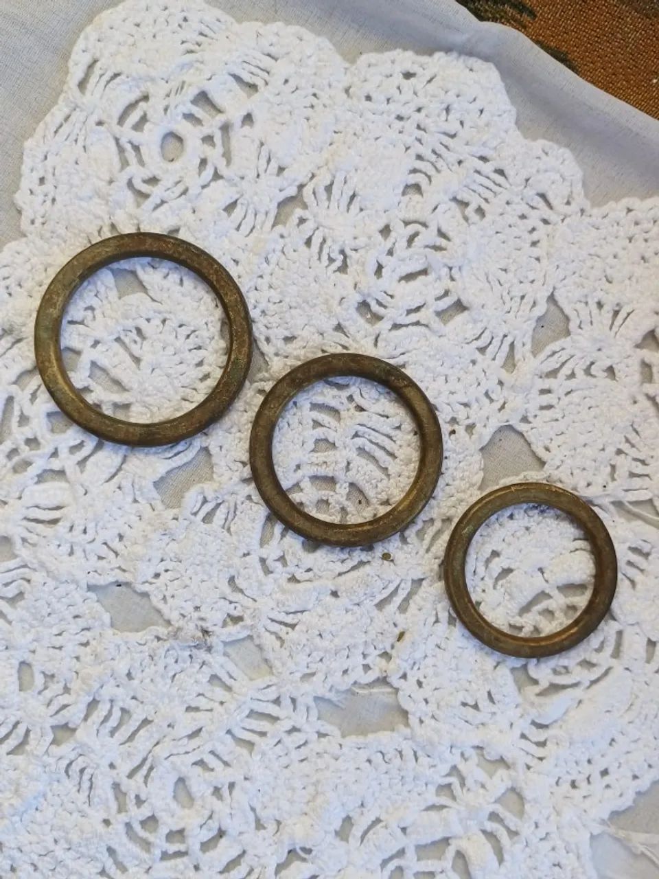 Trio argolas de metal amarelo antigas 