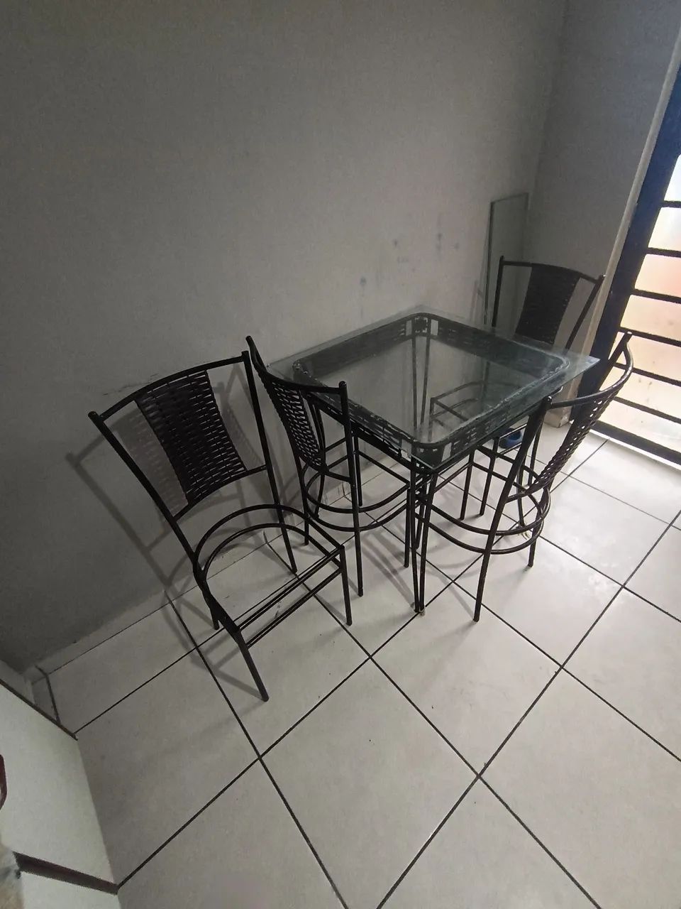 Mesa com tampo de vidro 