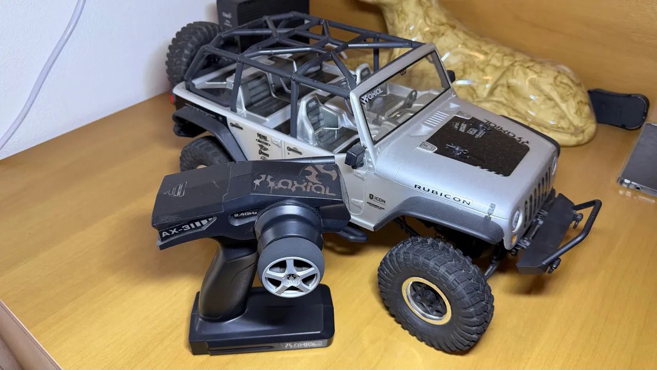 Automodelo Axial SCX10 Jeep Wrangler 1:10 bem conservado