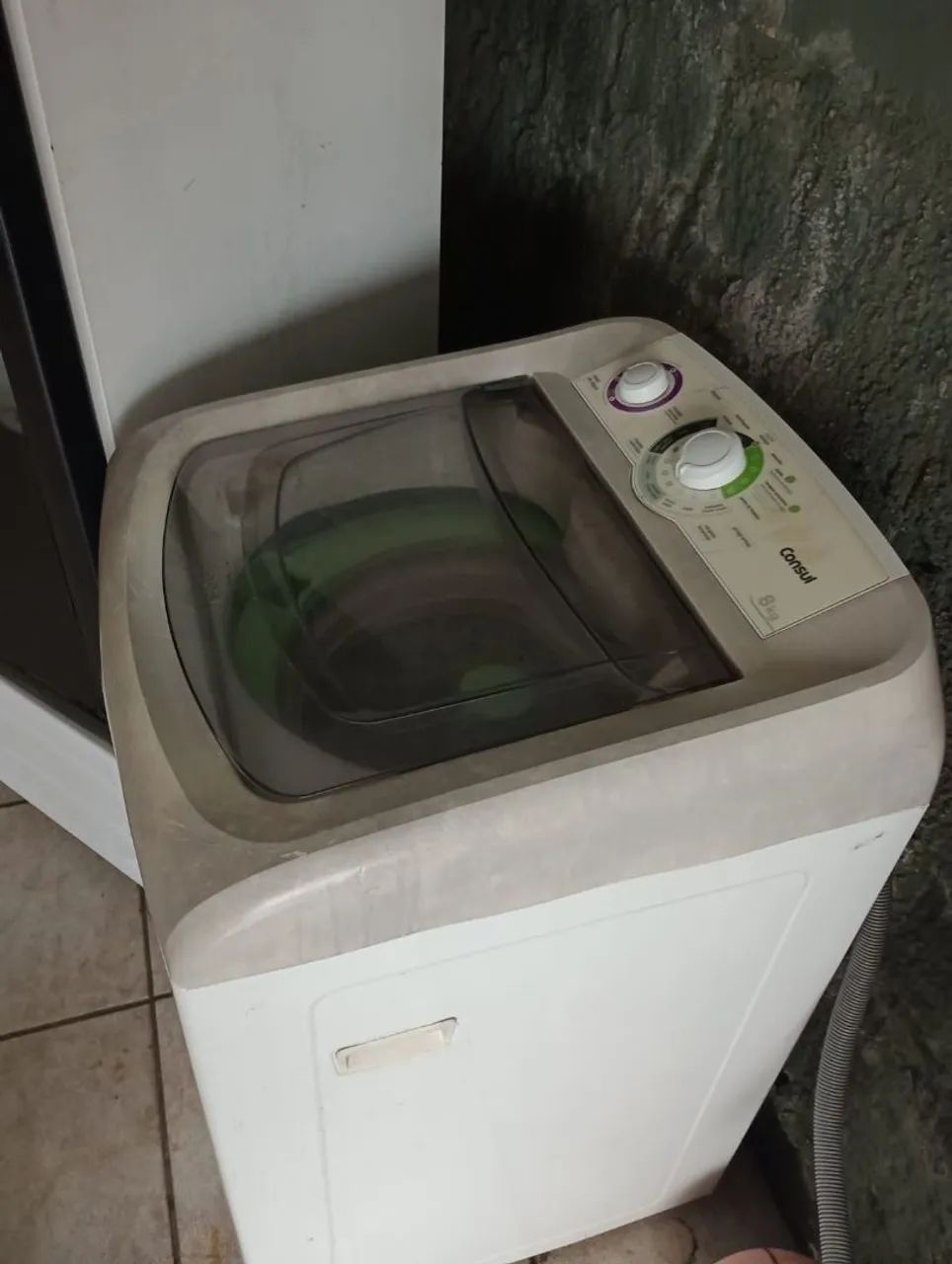 Máquina de lavar roupa com defeito 