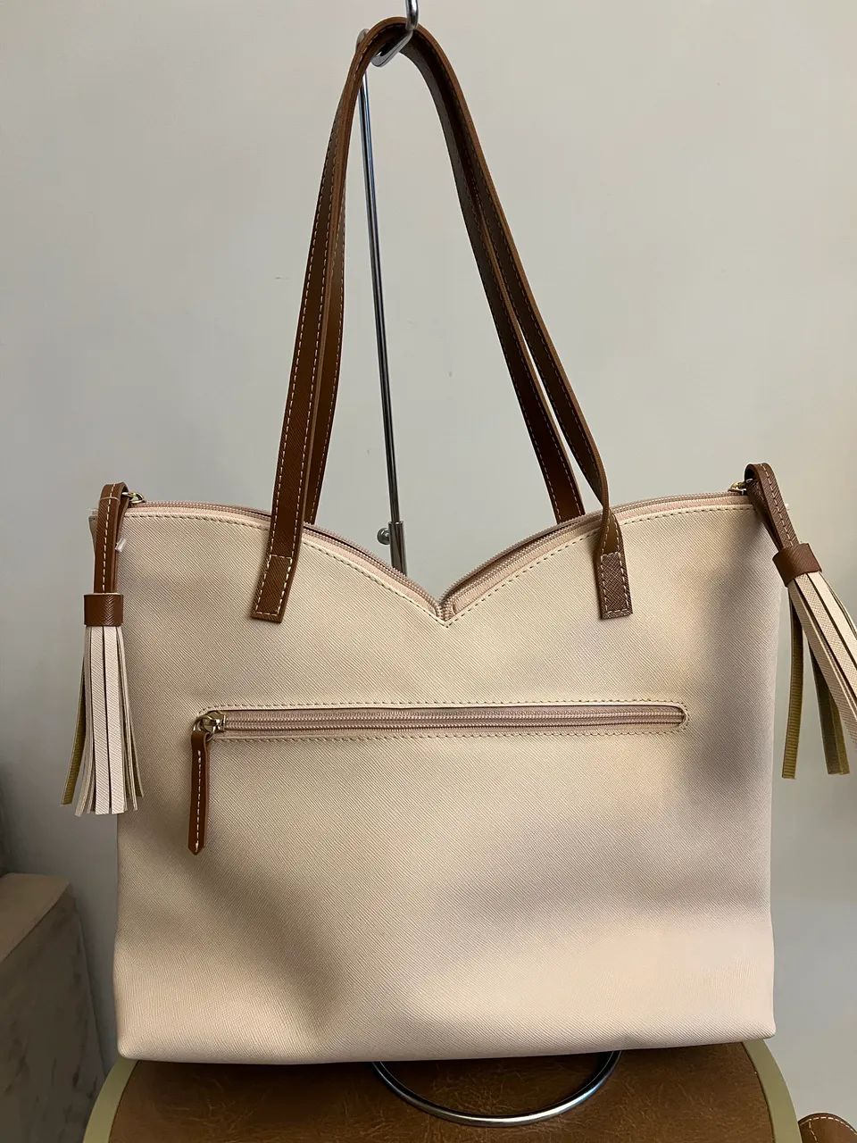 Bolsa grande de ombro marca Couro Fino  - Foto 2