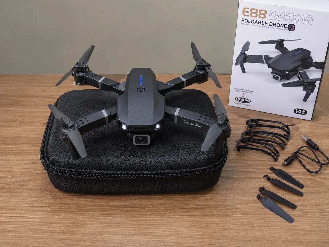 Drone E88 Dobrável com Câmera 4K HD + Controle e Acessórios - Foto 4