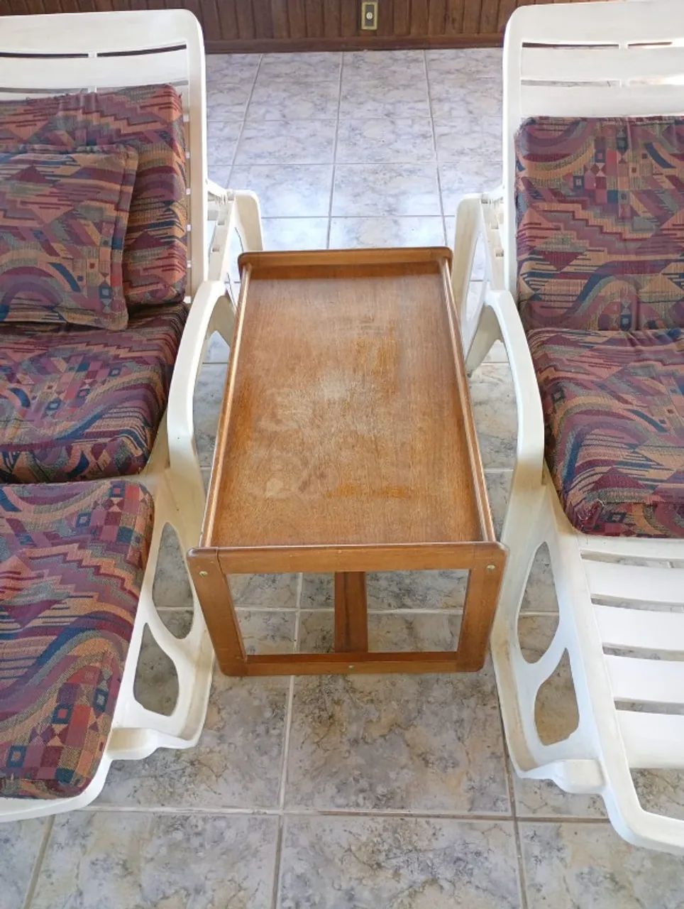 Vendo mesa de apoio em madeira maciça - Foto 4