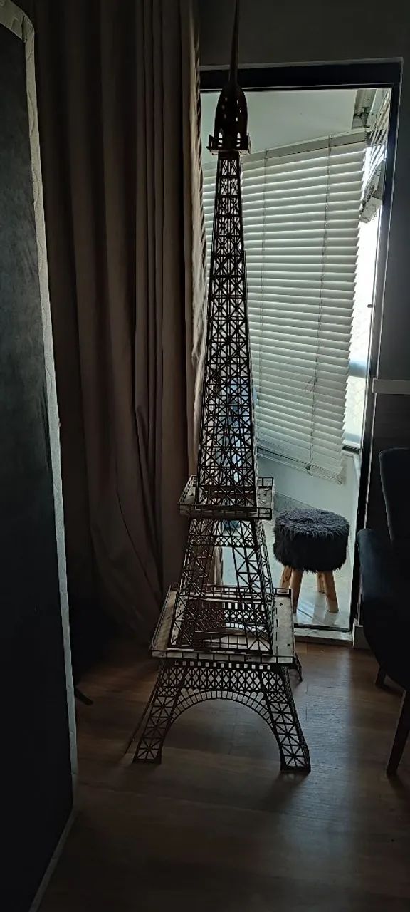 Uma decoração elegante. Torre Eiffel de madeira 