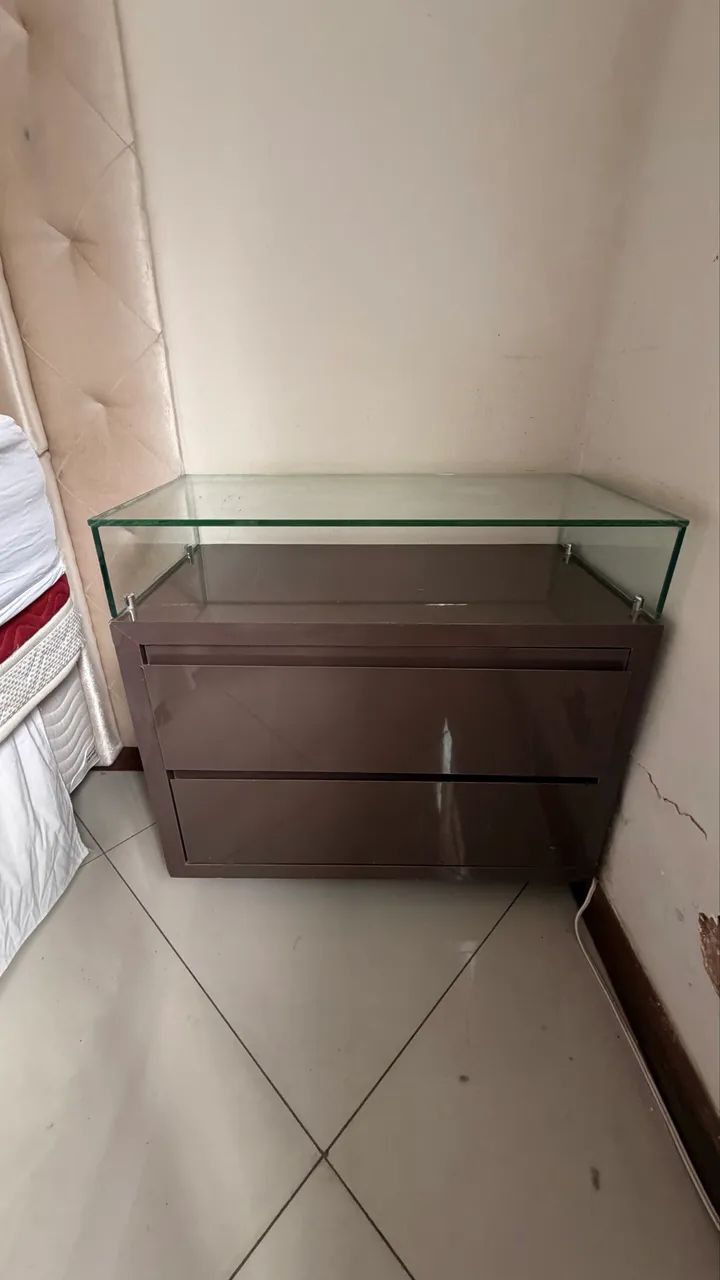 2 mesas de cabeceira