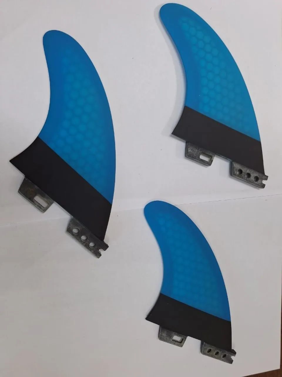 quilhas azuis para prancha de surf com encaixe FCS 2