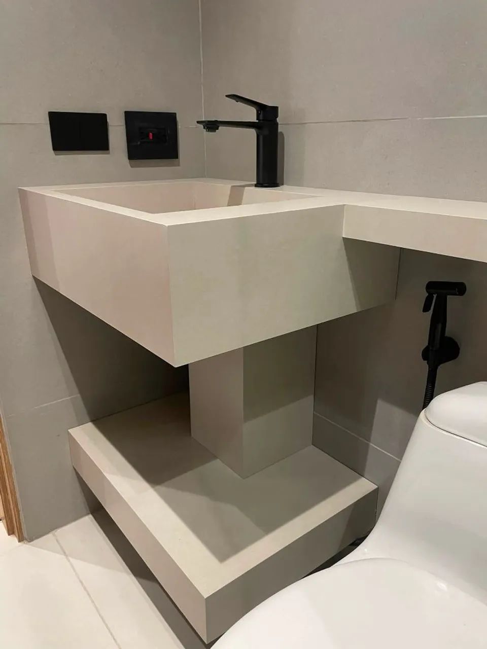 Pedreiro de acabamento e porcelanataria