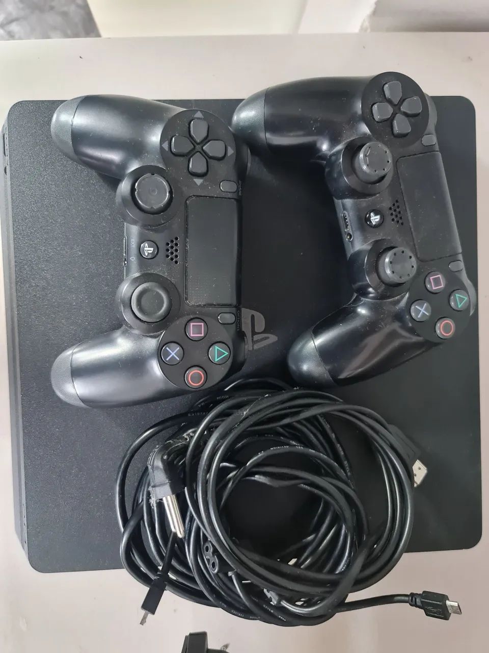 Playstation 4 500GB com 2 controles