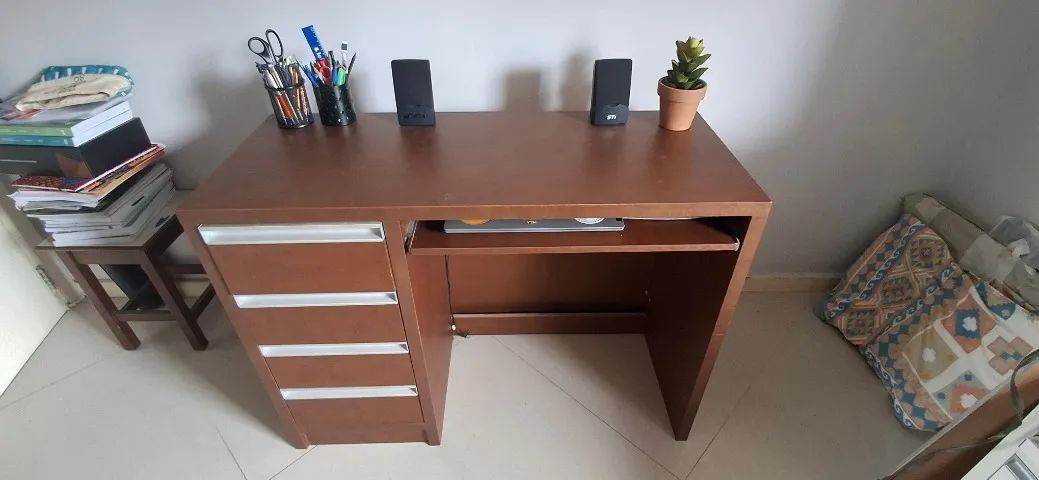 Mesa de Escritório de Madeira - Compacta e Funcional - Foto 3