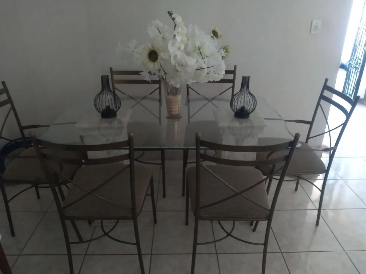 Mesa de vidro com pés de mármore cadeiras de ferro