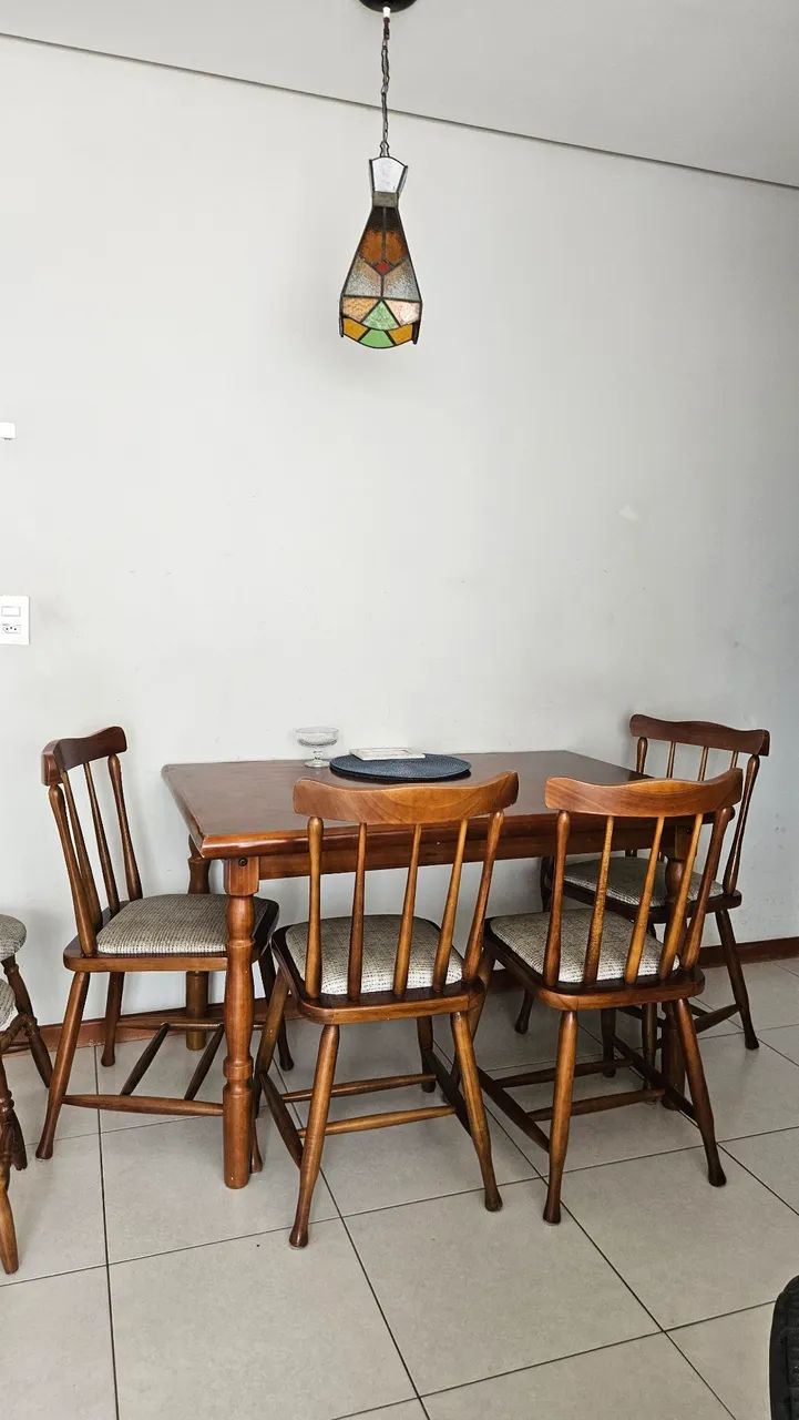 Mesa de jantar com 4 cadeiras + 2 banquetas