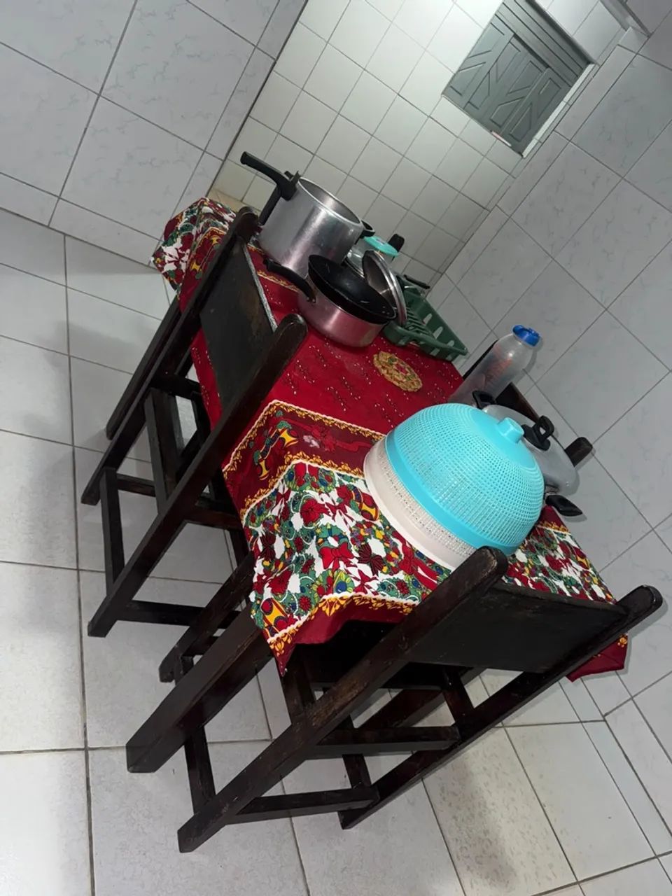 Mesa de madeira, com 4 cadeiras  - Foto 2