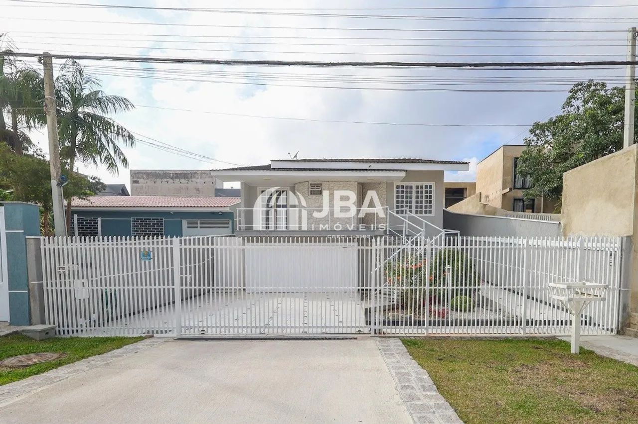 CASA AMPLA, CONSERVADA - SUB-SOLO E EDÍCULA