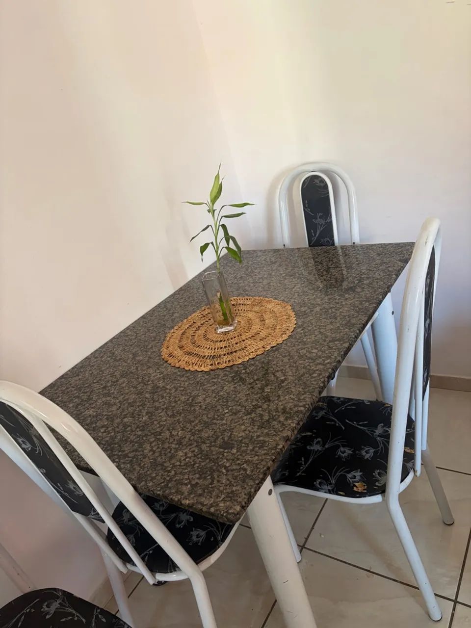 Mesa de mármore + 4 cadeiras